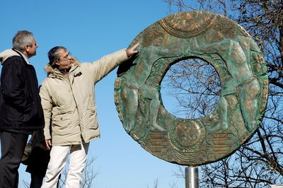 Floriano Ippoliti che mostra l'opera la Porta dei Mu esposta al Parco del Cardeto di Ancona